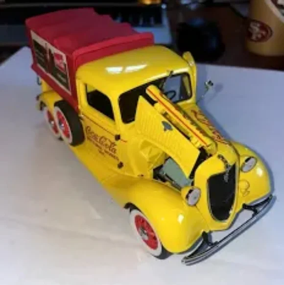 Rare collector's item Coca-Cola diecast metal vehicle replica of a 1935 Coke.New - Picture 3 of 11